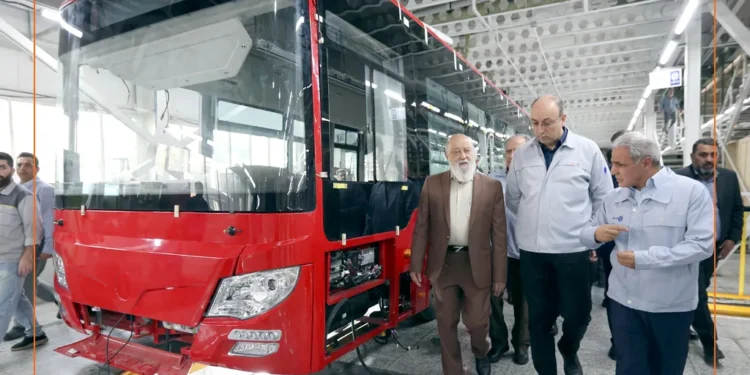 نوسازی ناوگان حمل‌ونقل عمومی با تکیه بر تولید داخلی سرعت می‌گیرد/ سایپا آماده تولید خودروهای هیبریدی و برقی است