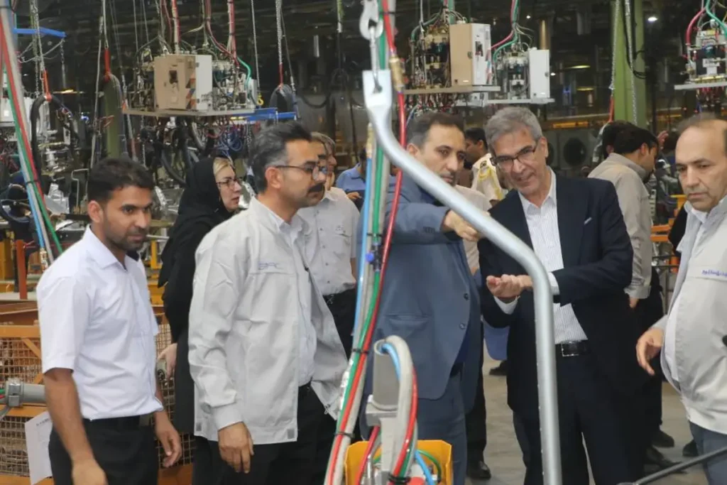 بازدید معاون وزارت علوم از کرمان موتور و خط تولید هاچ‌بک ملی شدو